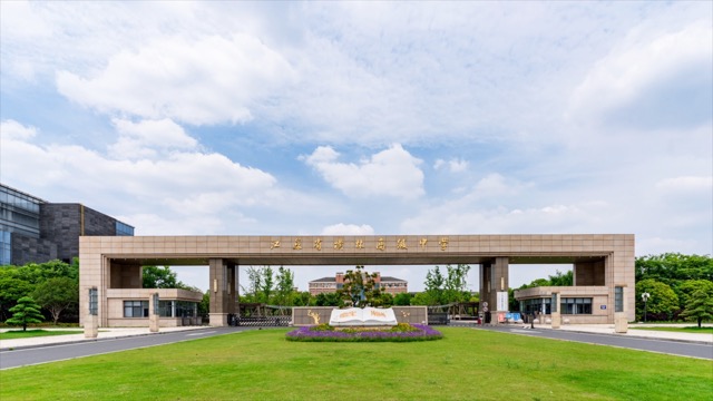 经开区横林高中 蓝天白云
