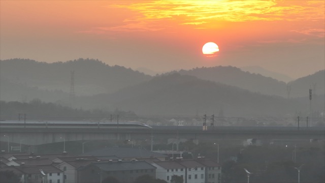 「溧阳」高铁夕阳山林