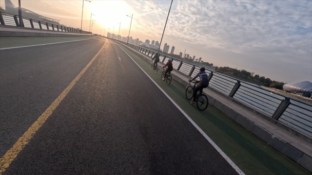 「武进」逆光桥面公路车