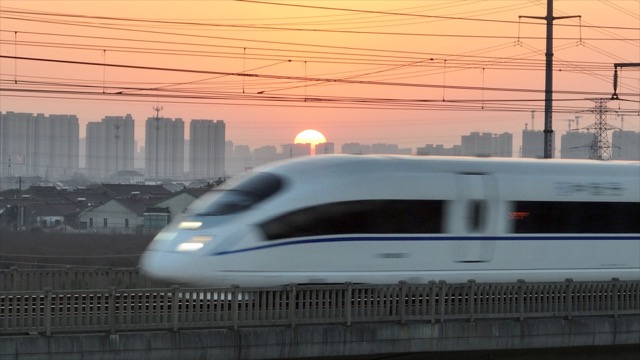 夕阳下的高铁