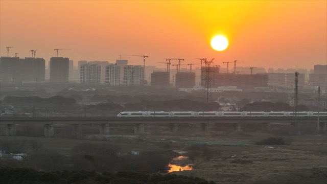 夕阳下的高铁