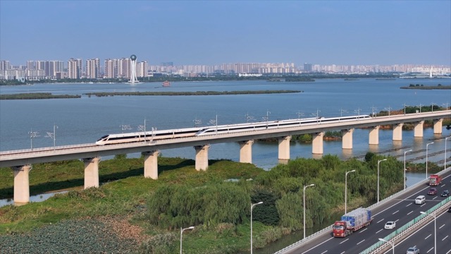 「武进」沿江高铁列车交汇