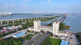南沿江高铁滆湖收费站揽月湾同框
