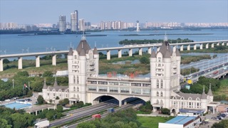 南沿江高铁滆湖收费站揽月湾同框