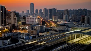 「天宁」列车进站城市夜景