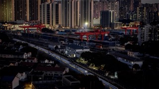 「天宁」东货场列车经过夜景