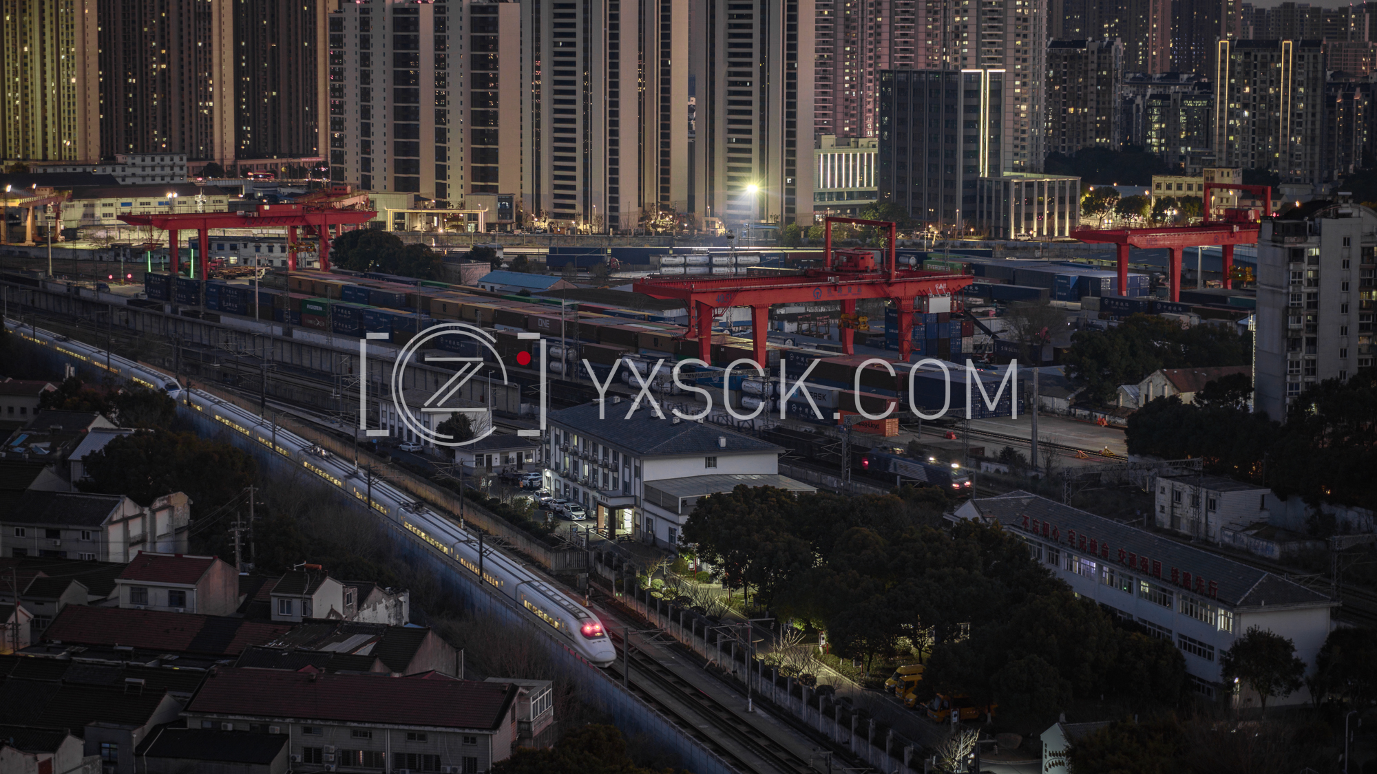 「天宁」东货场夜景列车经过世代交汇