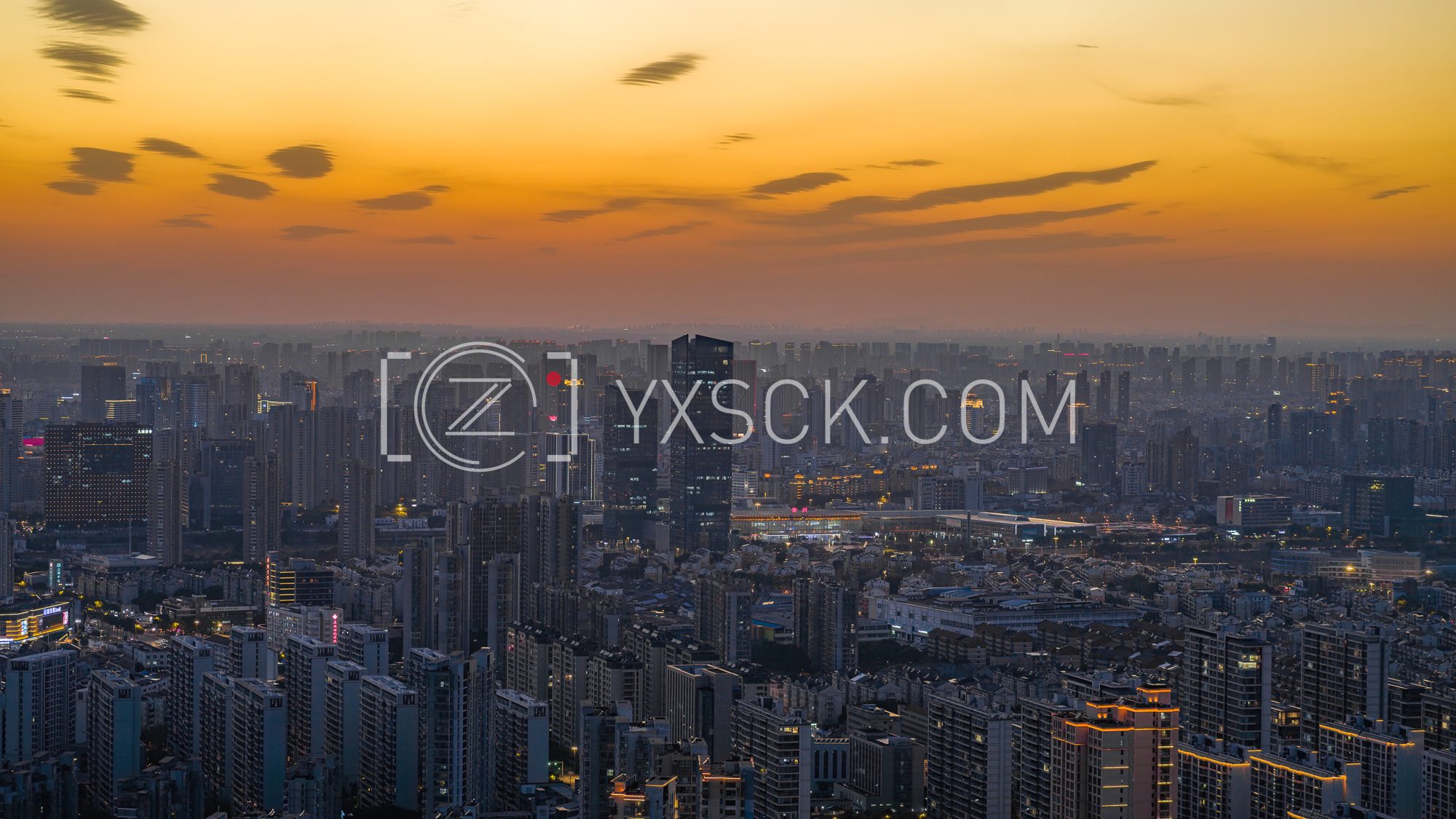 「天宁」火车站城区夜景