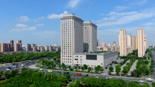 「经开」白金汉爵高楼蓝天白云